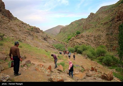 مسیر منتهی به آبشار از میان روستای زیبای کوله خانه گذشته و با عبور از میان صخره ها به آبشار می رسد. راه دسترسی به آبشار خاکی بوده و​ کمی صعب العبور است.