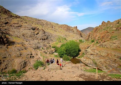 مسیر منتهی به آبشار از میان روستای زیبای کوله خانه گذشته و با عبور از میان صخره ها به آبشار می رسد. راه دسترسی به آبشار خاکی بوده و​ کمی صعب العبور است.