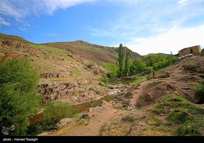 مسیر منتهی به آبشار از میان روستای زیبای کوله خانه گذشته و با عبور از میان صخره ها به آبشار می رسد. راه دسترسی به آبشار خاکی بوده و​ کمی صعب العبور است.