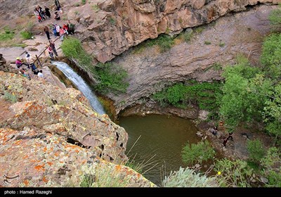 بالای سر آبشار با میله آهنی نرده کشی شده است تا ایمنی بازدید کنندگان حفظ شود. آبشار​ در مسیر رسیدن به روستا و ییلاق زیبای مرچین ( مرشین ) واقع شده و مراتع سبز و درختان فراوانی در آن به چشم می خورد.