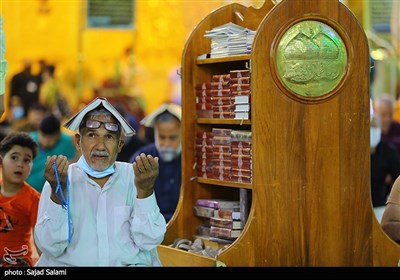 Iraqis Mark First Night of Destiny in Holy Cities