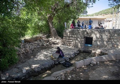 اهالی روستا نیز قدردان زحمات و فداکاری این معلم هستند و تمام فضای روستا در اختیار این معلم و دانش آموزان گذاشته اند.