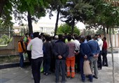 کارگران شهرداری زنجان در اعتراض به برون‌سپاری مناطق تجمع کردند/ عدم پاسخگویی معاون شهردار