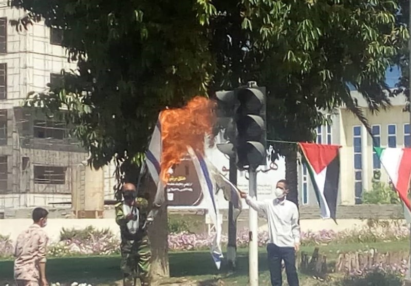 پرچم رژیم صهیونیستی در میدان‌های قدس شهرهای استان بوشهر به آتش کشیده شد