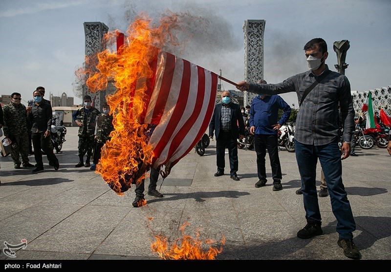 مراسم نمادین خودجوش روز قدس در میدان امیرچقماق؛ مردم یزد پرچم رژیم جنایتکار صهیونیستی را به آتش کشیدند