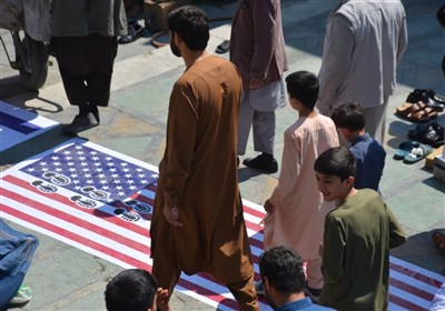  پرچم‌های رژیم صهیونیستی و آمریکا زیر پای نمازگزاران در افغانستان + عکس 