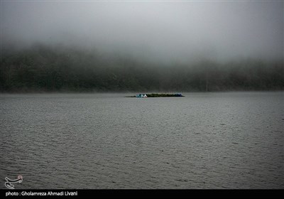 فاصلهٔ تقریبی این دریاچه از شهر ساری ۷۰ کیلومتر و در مسیر جادهٔ ساری - سمنان می‌باشد که در بلندای ۱۳۰۰ متری ازتراز دریا قرار دارد. 