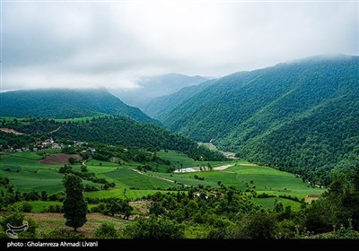 فاصلهٔ تقریبی این دریاچه از شهر ساری ۷۰ کیلومتر و در مسیر جادهٔ ساری - سمنان می‌باشد که در بلندای ۱۳۰۰ متری ازتراز دریا قرار دارد. 