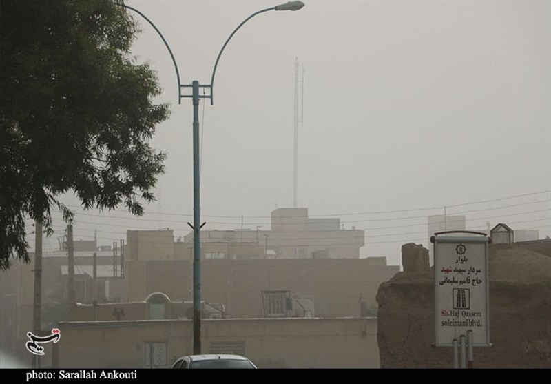 گرد و غبار در ایلام یکه تازی می‌کند/مدارس تعطیل و ادارات با 2 ساعت تاخیر شروع به کار می‌کنند