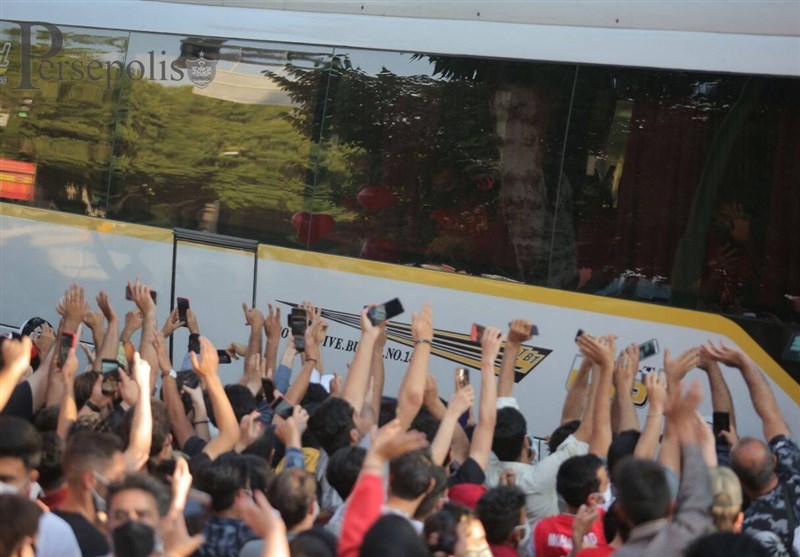 حاشیه دیدار سپاهان - پرسپولیس| شعار هواداران میزبان علیه سرخ‌ها/ هشدار کرونایی پیروانی + تصاویر