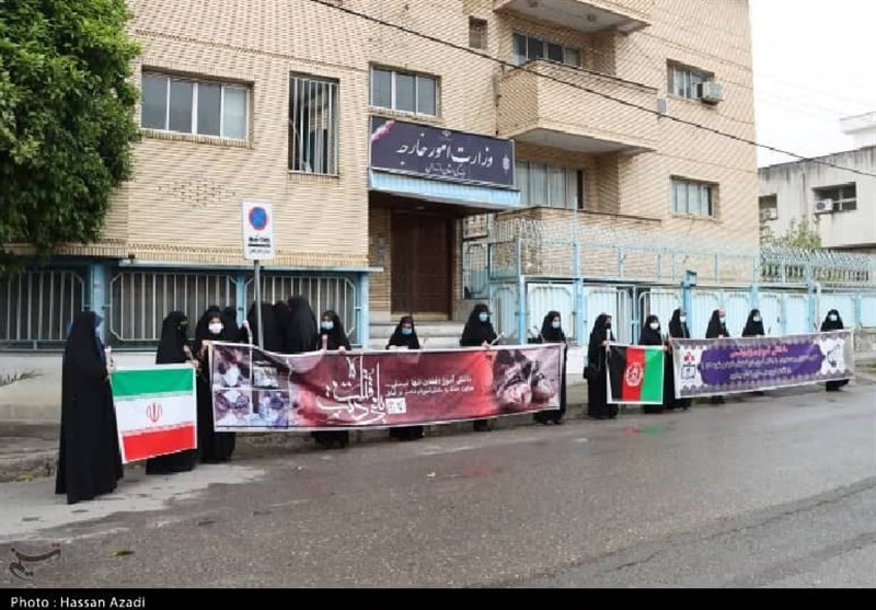 تجمع اعتراضی در محکومیت حمله تروریستی به مدرسه کابل در شهر ساری برگزار شد + تصویر