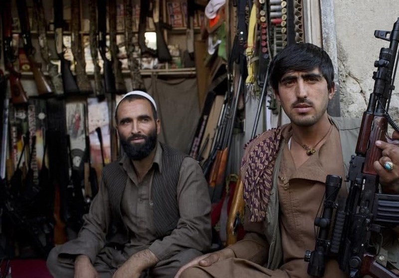 اشپیگل: تشدید نگرانی‌های مردم قیمت سلاح در افغانستان را افزایش داده است