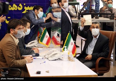 حضور محمود احمدی نژاد در ستاد انتخابات کشور