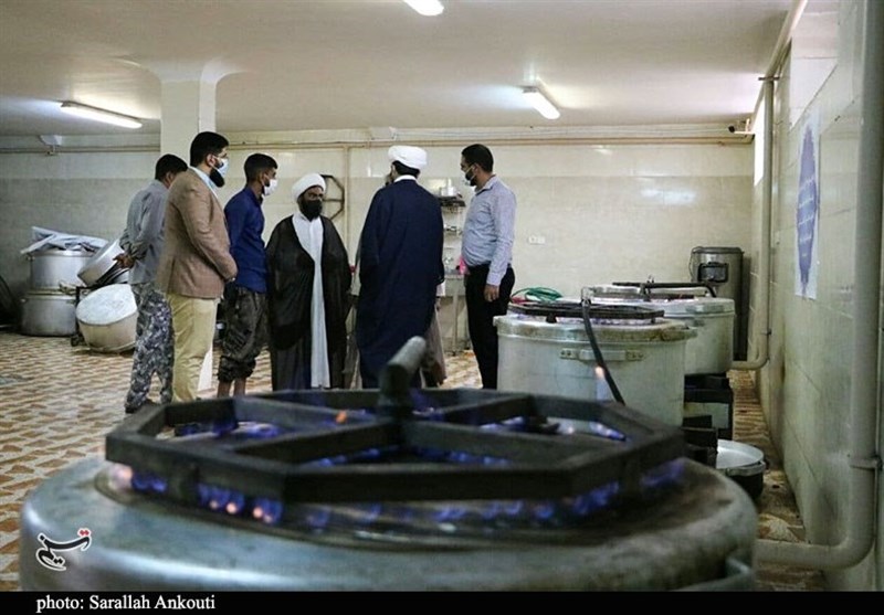 طبخ و توزیع 7000 پرس غذای گرم در حاشیه شهر کرمان + تصاویر
