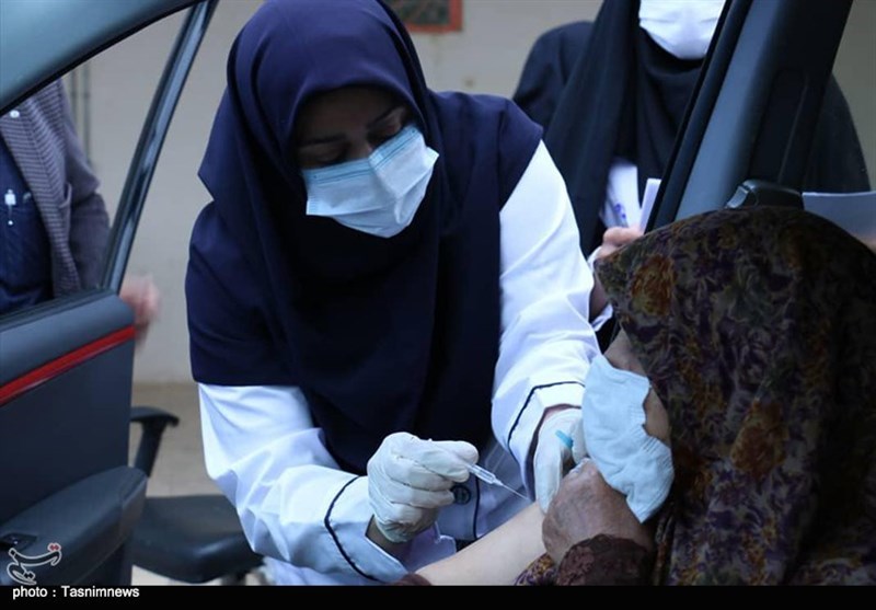 واکسیناسیون خودرویی کرونا در آران و بیدگل به روایت تصویر