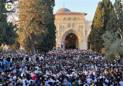 حضور بیش از ۵۰ هزار نمازگزار فلسطینی در مسجدالاقصی 