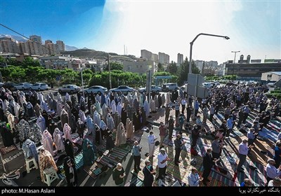 نماز عید سعید فطر در میدان بهرود واقع در غرب تهران