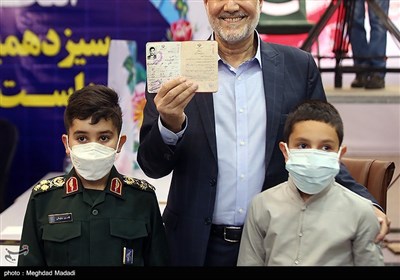 ثبت نام محسن مهرعلیزاده به همراه نوه‌هایش در ستاد انتخابات کشور