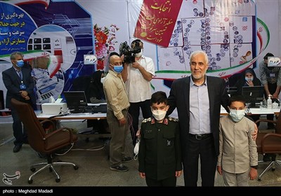 ثبت نام محسن مهرعلیزاده به همراه نوه‌هایش در ستاد انتخابات کشور