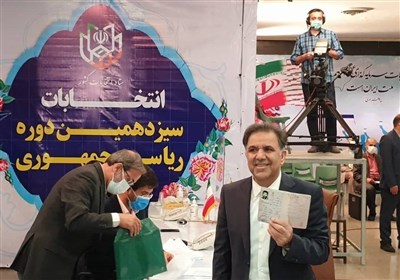  عباس آخوندی وزیر پیشین راه و شهرسازی در انتخابات ثبت‌نام کرد.