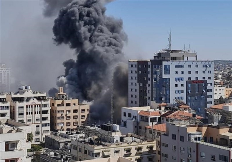 طائرات الاحتلال تدمر بشکل کامل برج الجلاء الذی یضم وسائل اعلامیة