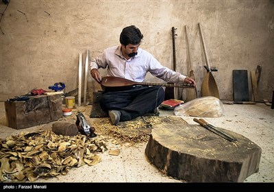 کاوه زارعی یکی از سازندگان تنبور در شهر گهواره از توابع شهرستان دالاهو است که این هنر را از اجداد خود به ارث برده است.