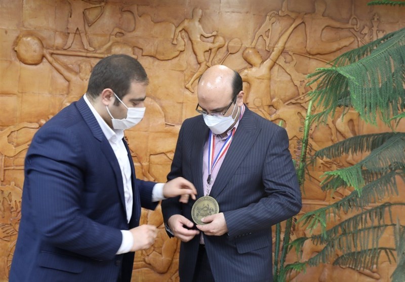 اهدای مدال افتخار IFBB به معاون وزیر ورزش/ علی‌نژاد: میزبانی از مسابقات جهانی 2023 اتفاقی بزرگ است