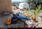 برگی دیگر از مظلومیت زلزله‌زدگان فراموش شده استان خراسان شمالی /گذران زندگی در چادرهای پلاستیکی‌ با گرمای 40 درجه + فیلم