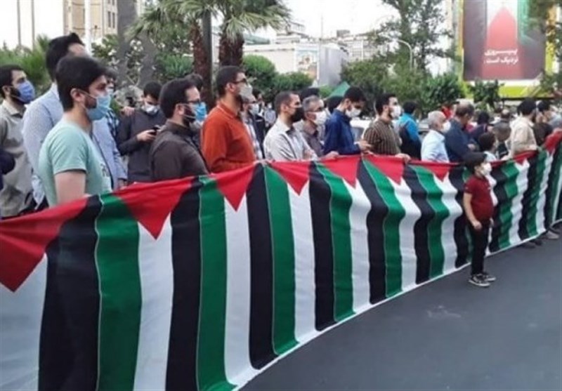 جشن پیروزی مقاومت با حضور مردم و دانشجویان در میدان فلسطین