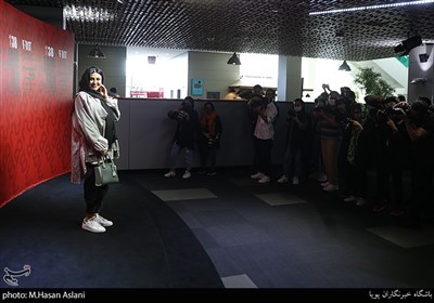 آزاده صمدی بازیگر در دومین روز سی‌وهشتمین جشنواره جهانی فیلم فجر در پردیس سینمایی چارسو