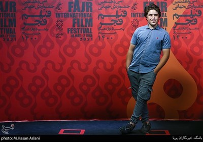 روح الله زمانی بازیگر در چهارمین روز سی‌وهشتمین جشنواره جهانی فیلم فجر در پردیس سینمایی چارسو