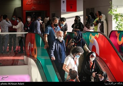 کیانوش عیاری در چهارمین روز سی‌وهشتمین جشنواره جهانی فیلم فجر در پردیس سینمایی چارسو