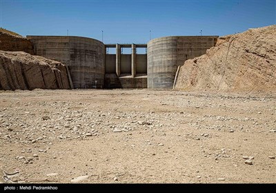 امسال در حوضه جره شاهد کاهش ۴۴ درصدی آورد‌ها هستیم و تاکنون ۸۵ میلیون مترمکعب آورد اتفاق افتاده، در حالیکه در سال‌های نرمال آورد این حوضه ۱۵۳ میلیون مترمکعب بوده است. سد مخزني جره بر روي رودخانه زرد واقع در 35 كيلومتري شمال شرقي رامهرمز در استان خوزستان می باشد.