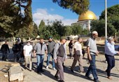 عشرات المستوطنین یدنسون الأقصى المبارک