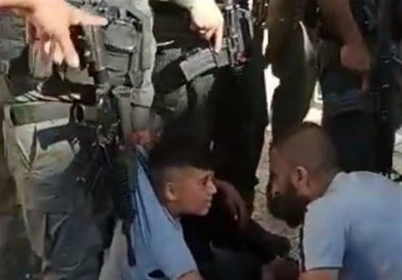 حمله نظامیان صهیونیست به کودک فلسطینی به جرم حمل پرچم +فیلم