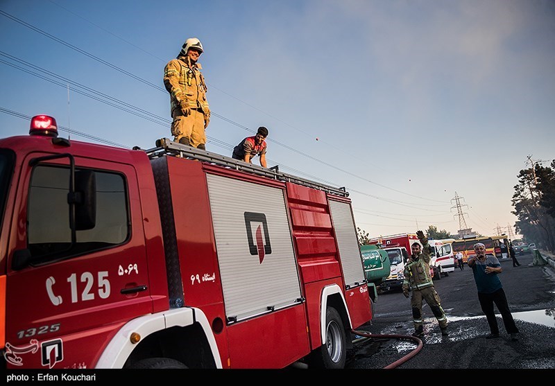 آتش سوزی در انبار ضایعات شرکت بهنوش