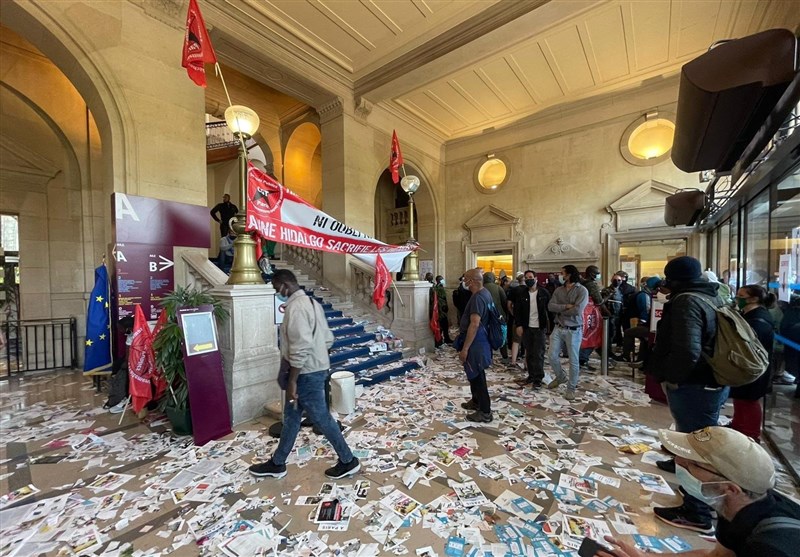 French Garbage Collectors Occupy Paris Town Hall in Protest over
