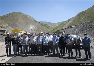 عکس یادگاری پرویز فتاح با مهندسان آزادراه تهران-شمال