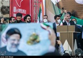 نیکزاد در جمع مردم رشت سخنرانی میکند