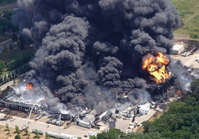 آتش‌سوزی گسترده کارخانه تولید مواد شیمیایی در آمریکا