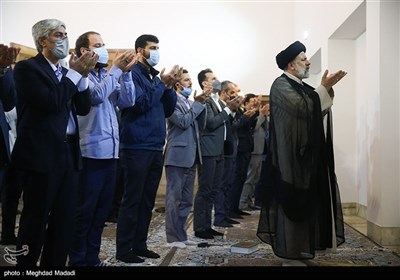 اقامه نماز جماعت در حاشیه دیدار سیدابراهیم رئیسی با ورزشکاران