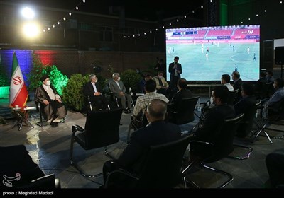 تماشای دیدار تیم های فوتبال ایران و عراق در حاشیه دیدار با ورزشکاران