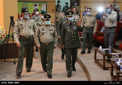 ورود سرلشکر سیدعبدالرحیم موسوی فرمانده کل ارتش به مراسم پاسداشت سالروز اعطای نشان فداکاری