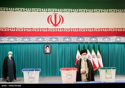 قائد الثورة الاسلامیة یدلی بصوته فی الانتخابات الرئاسیة