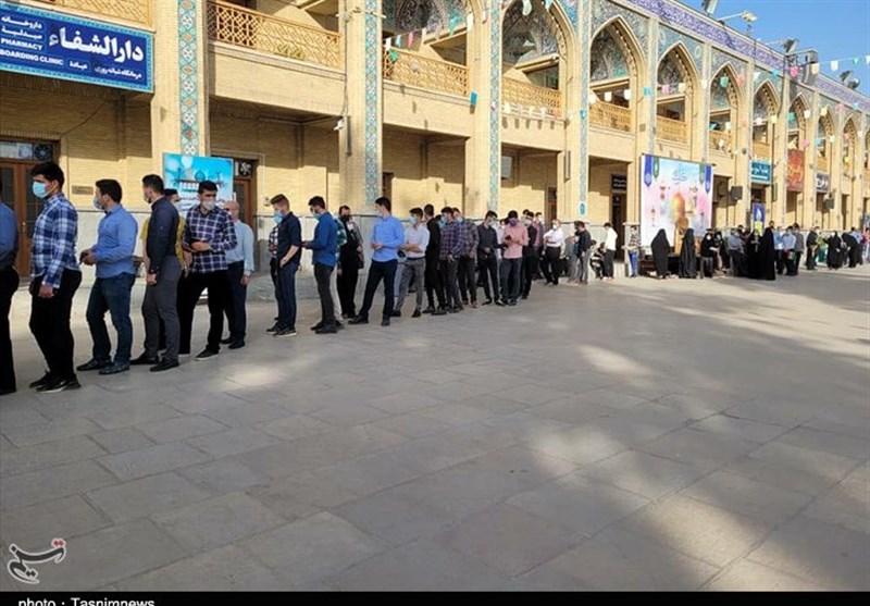مشارکت گسترده مردم فارس در شامگاه انتخابات / صف‌های طولانی اخذ رای در شیراز و حرم مطهر شاهچراغ