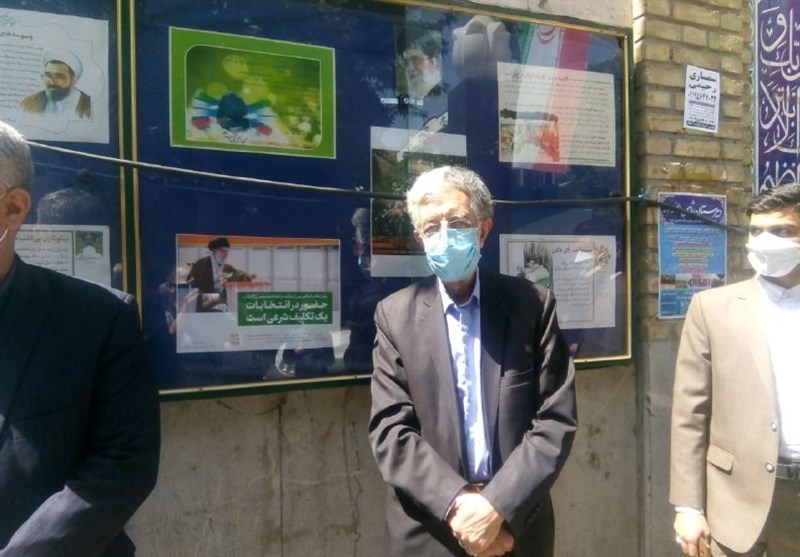حداد عادل برای شرکت در انتخابات،‌ در مسجد لرزاده تهران حضور یافت