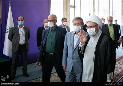 آیت الله آملی لاریجانی رئیس مجمع تشخیص مصلحت نظام در محل صندوق اخذ رای در شورای نگهبان