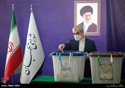 عباسعلی کدخدایی در محل صندوق اخذ رای در شورای نگهبان