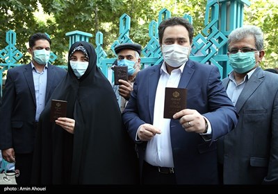 دختر و داماد حسن روحانی در حوزه انتخابیه حسینیه ارشاد-انتخابات 1400