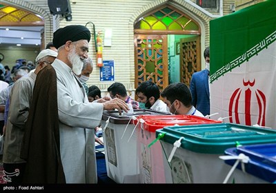 حضو رحجت‌الاسلام مرتضوی مقدم رئیس دیوان عالی کشور در شعبه اخذ رأی مستقر در مسجد ابوذر تهران 